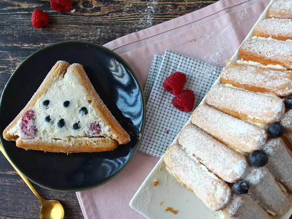 You don't need a mould to make this cabin-shaped red berries log! - photo 6