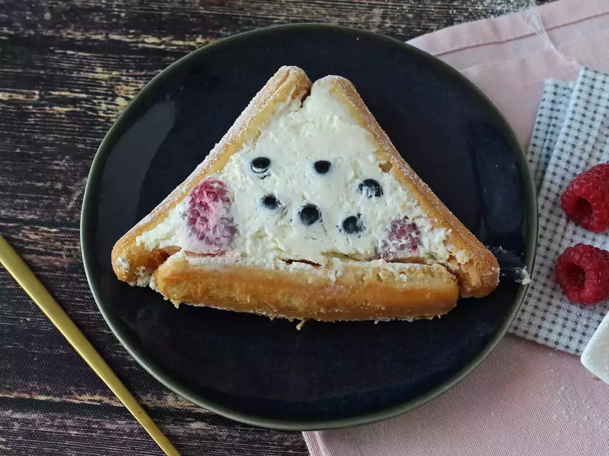 You don't need a mould to make this cabin-shaped red berry log! - photo 2
