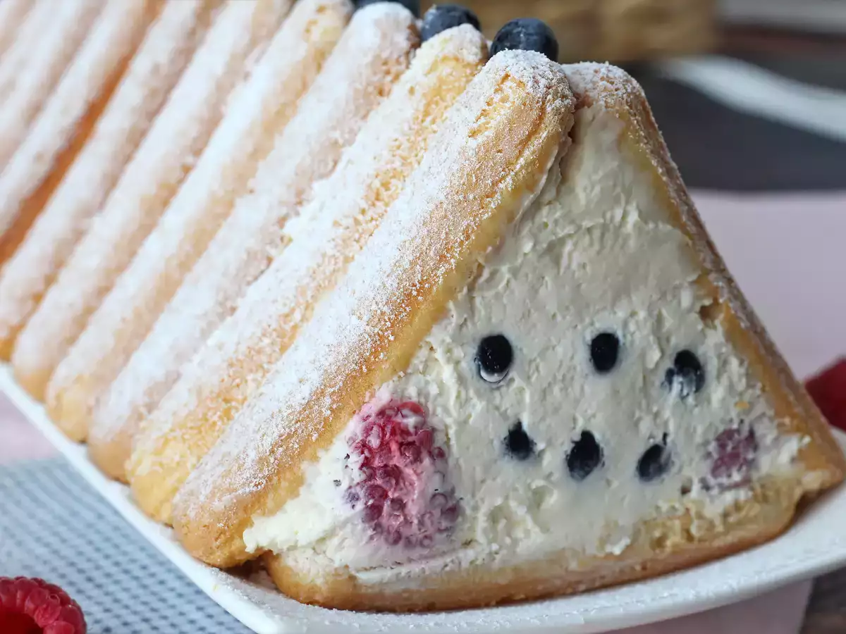 You don't need a mould to make this cabin-shaped red berry log! - photo 3