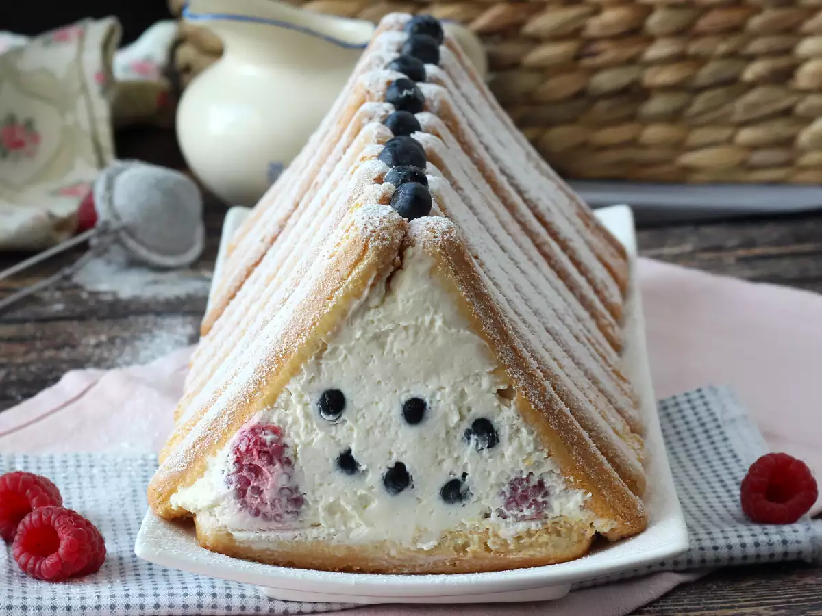 You don't need a mould to make this cabin-shaped red berry log! - photo 5