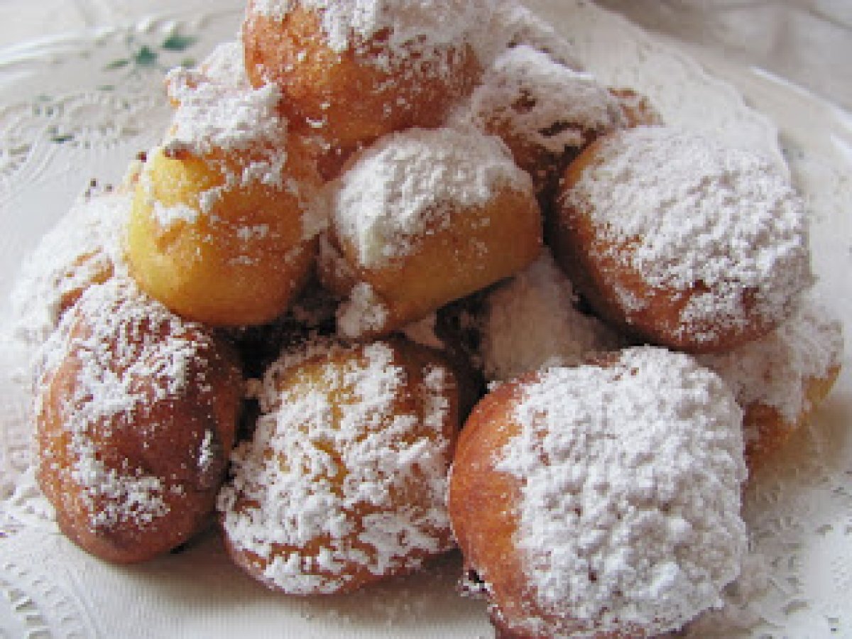 Zeppole (sweet ricotta fritters)