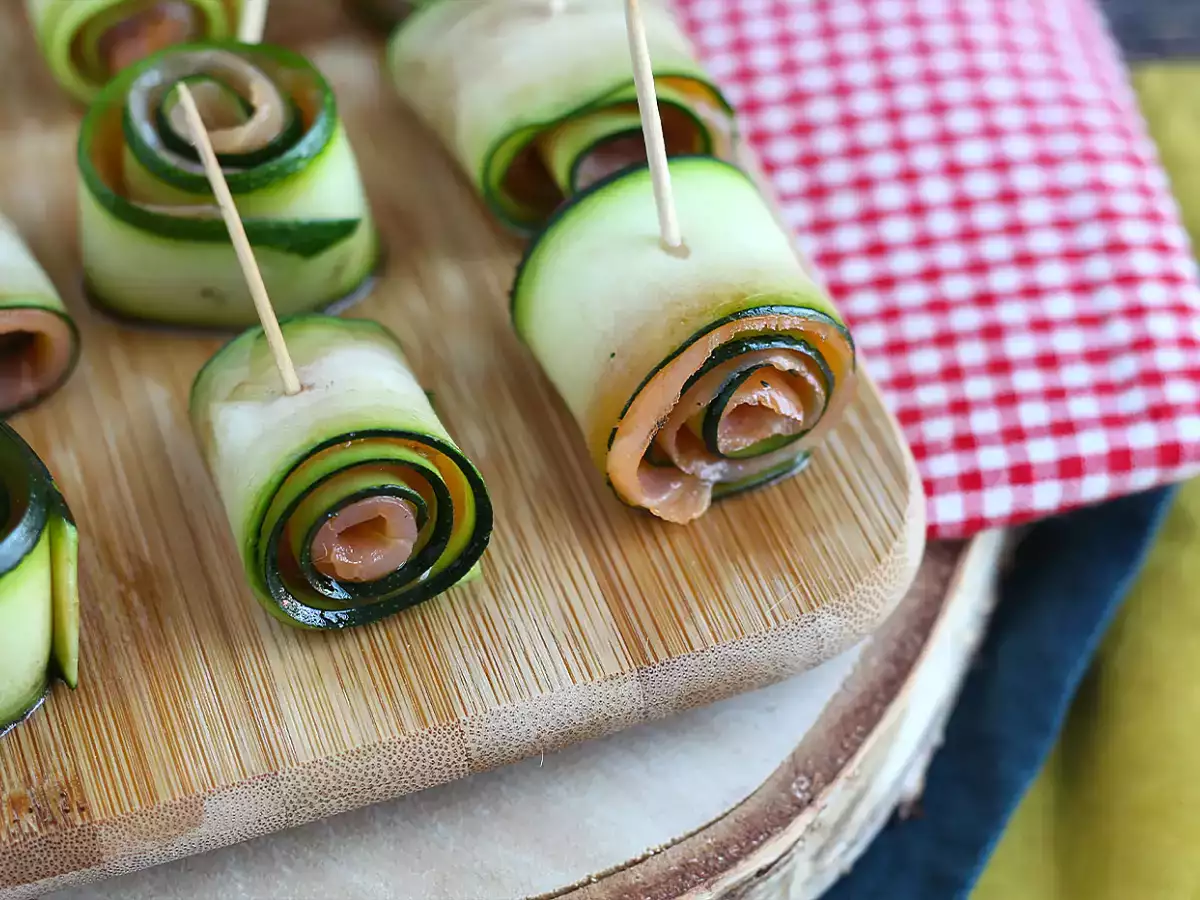 Zucchini and smoked salmon rolls - photo 2