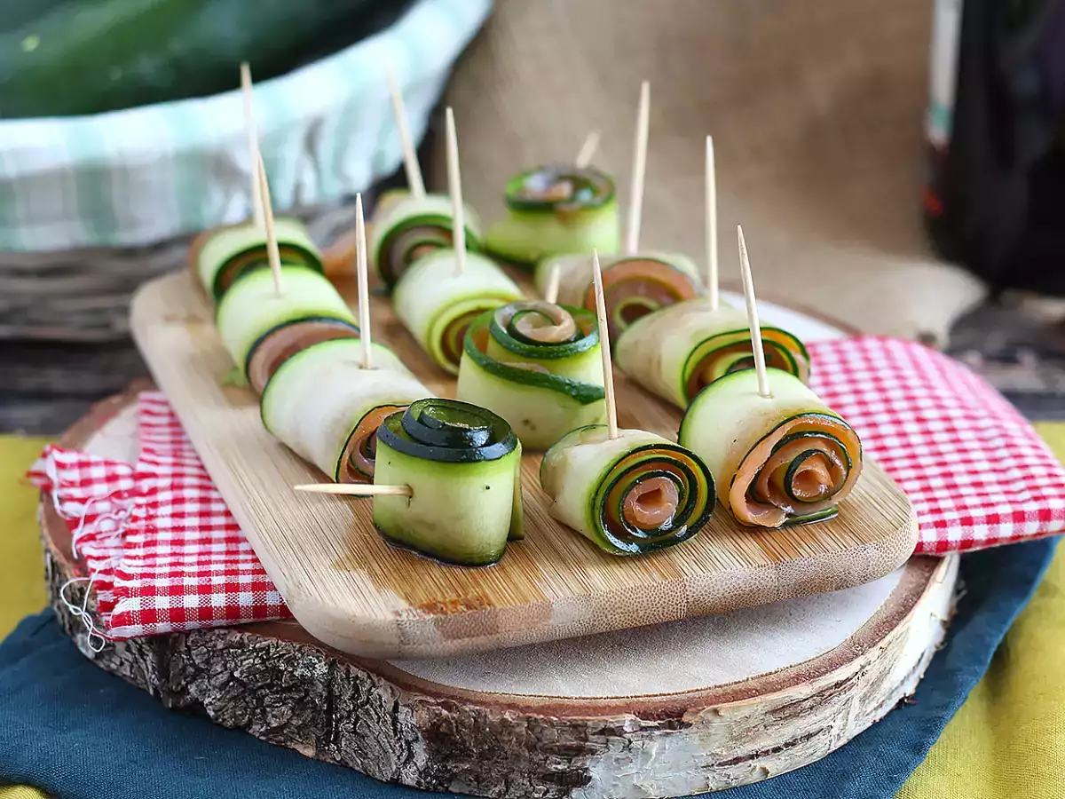 Zucchini and smoked salmon rolls - photo 3