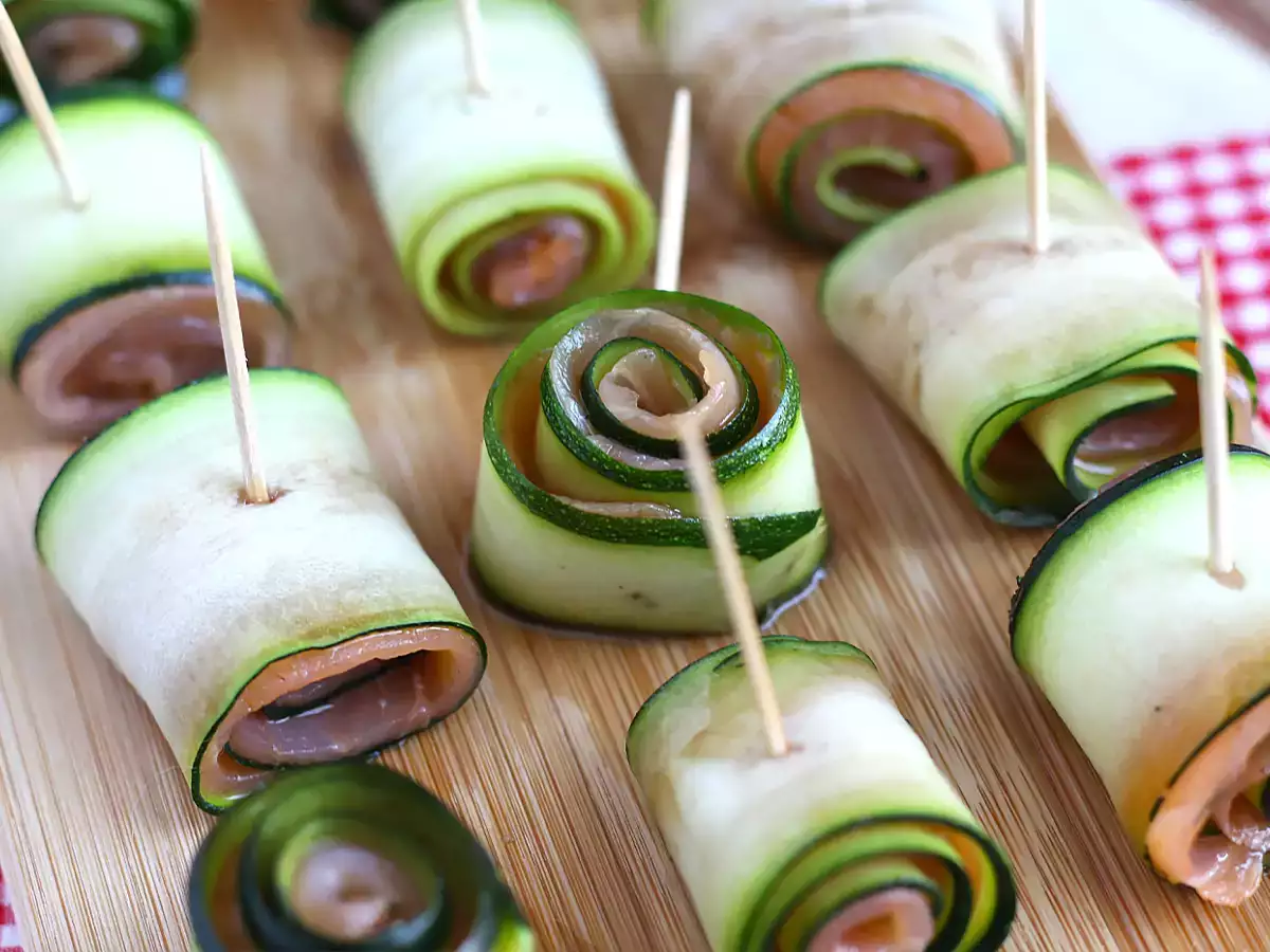 Zucchini and smoked salmon rolls - photo 4