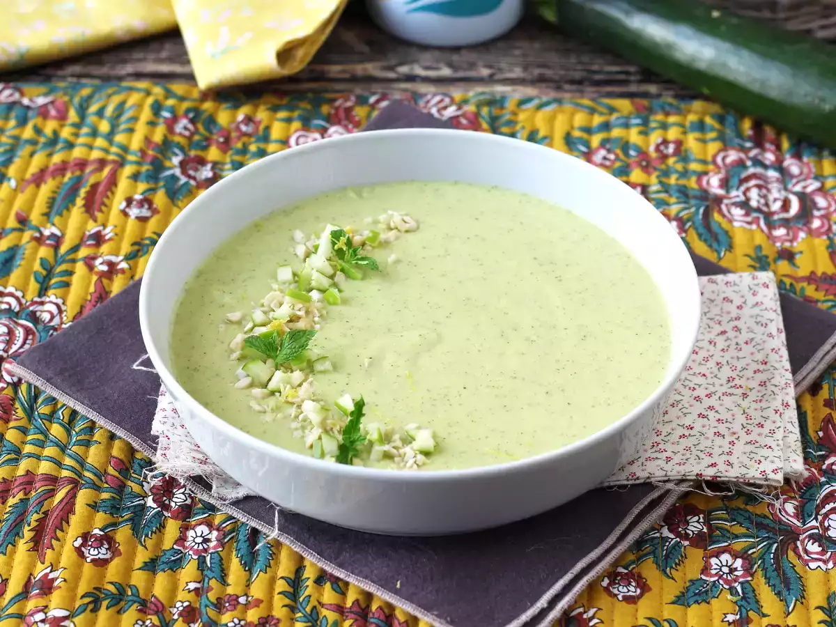 Zucchini cream with green apple and yogurt ready in 30 minutes