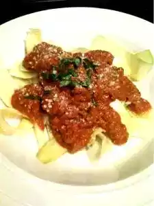 Zucchini raw pasta recipe with tomato and red pepper sauce