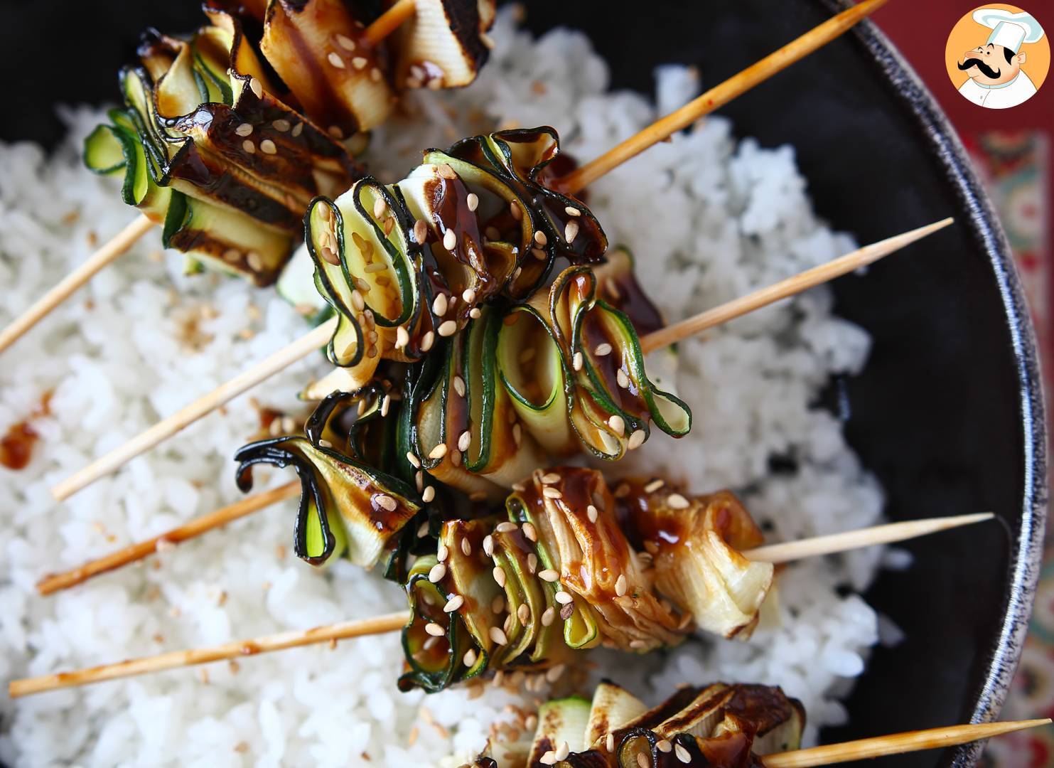 Zucchini skewers with a delicious, spicy asian sauce - Recipe Petitchef