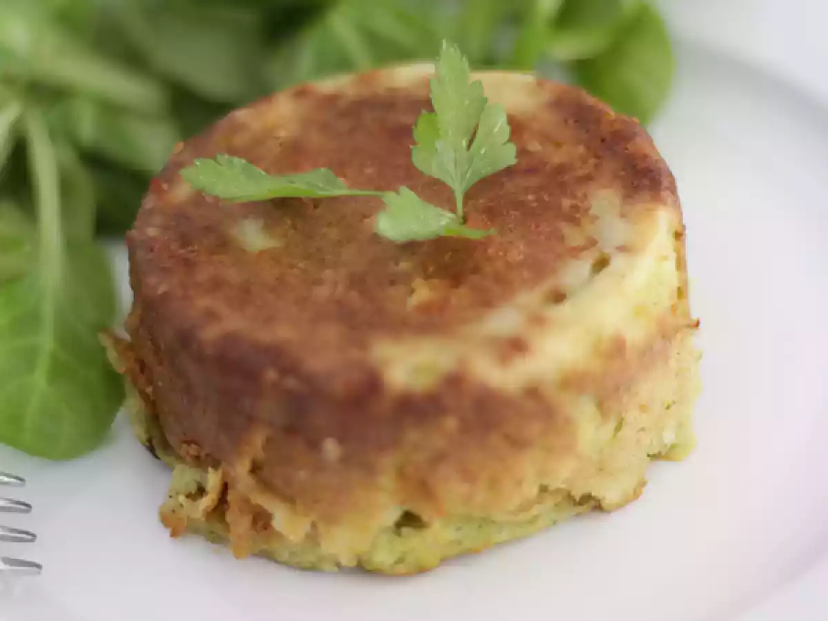 Zucchini soft cakes with kiri cheese core - photo 2