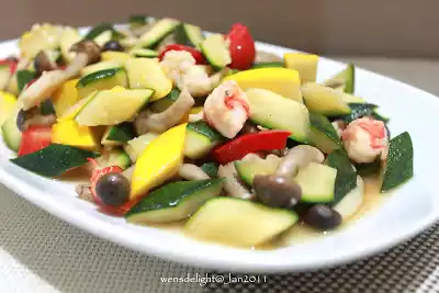 Zucchini with capsicum, shimeji mushroom & prawns