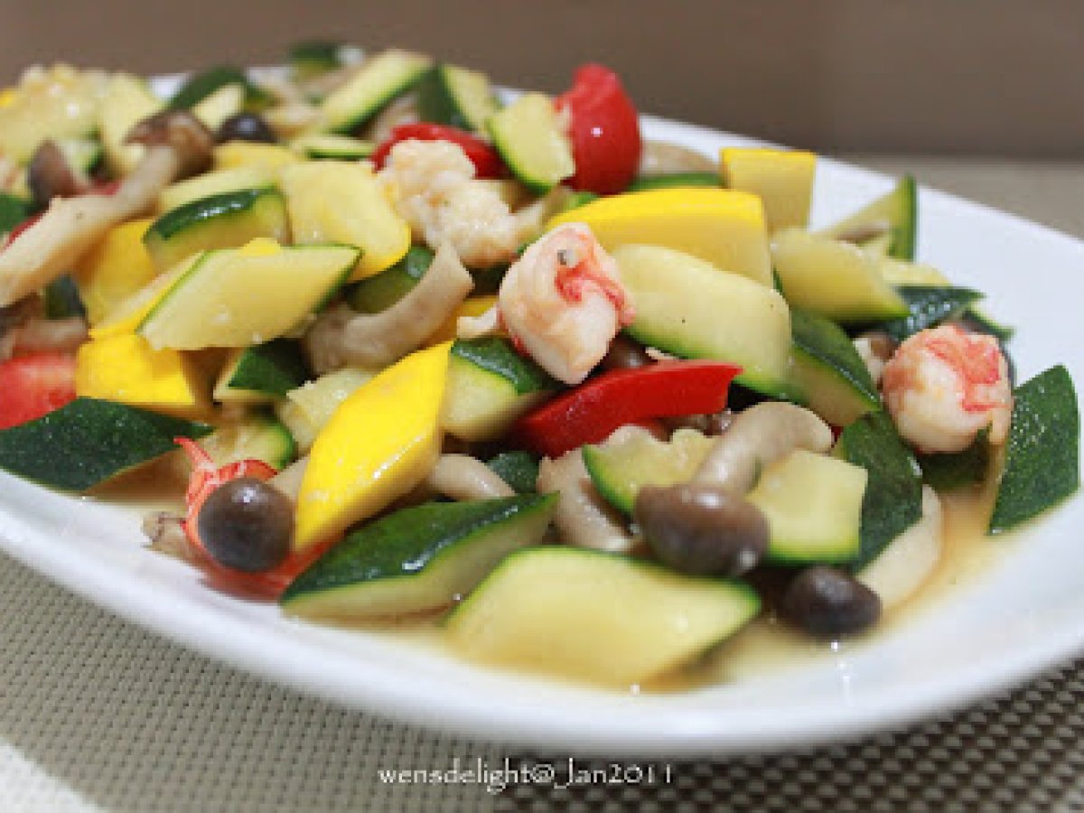 Zucchini with Capsicum, Shimeji Mushroom & Prawns