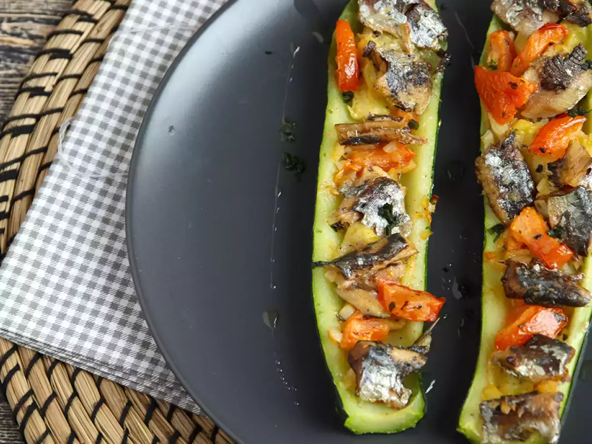 Zucchinis stuffed with tomatoes and sardines - photo 2
