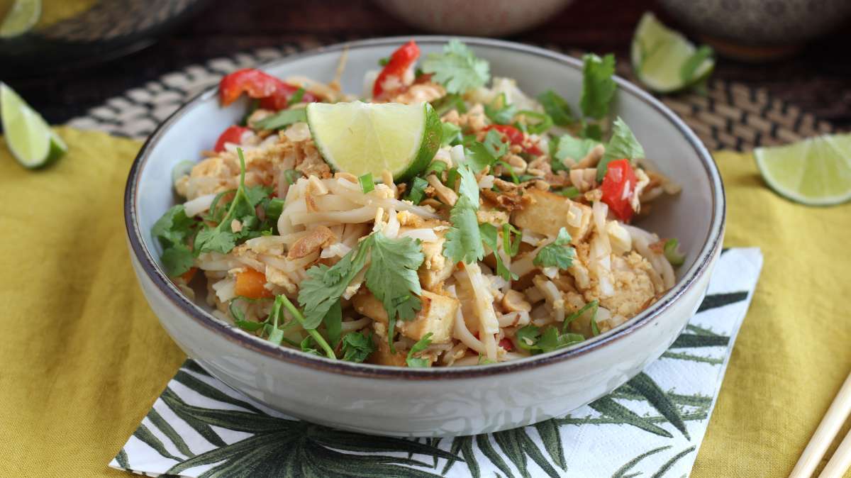 Thai recipes: easy curries, rice dishes, noodles and tropical desserts